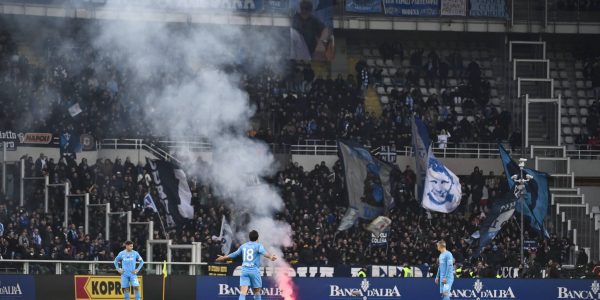TURIN, ITALY - JANUARY 7: Giovanni Simeone of SSC Napoli reacts to a protest by SSC Napoli fans with smoke bombs thrown into the pitch during the Serie A TIM match between Torino FC and SSC Napoli at Stadio Olimpico di Torino on January 7, 2024 in Turin, Italy. (Photo by Stefano Guidi/Getty Images)