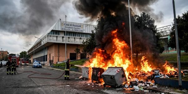Protesta degli sfollati a Monterusciello: nella notte bruciati due cassonetti davanti al palazzetto dove dormono circa 50 persone.