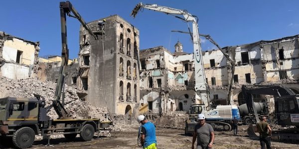 Demolita la torre di Palazzo Fienga, storico fortino del clan Gionta a Torre Annunziata. Nell'area nascerà un parco pubblico.