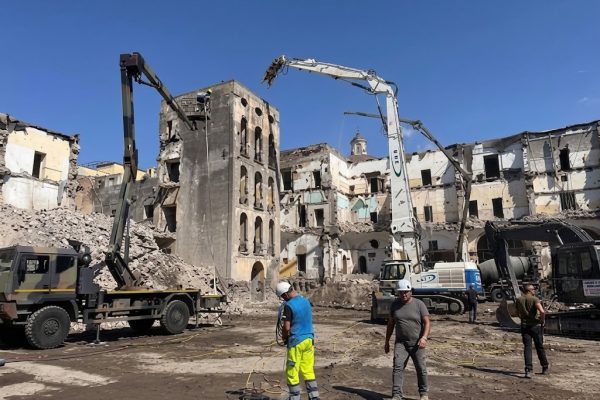 Demolita la torre di Palazzo Fienga, storico fortino del clan Gionta a Torre Annunziata. Nell'area nascerà un parco pubblico.