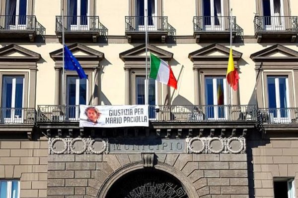 palazzo-s-giacomo-bandiere