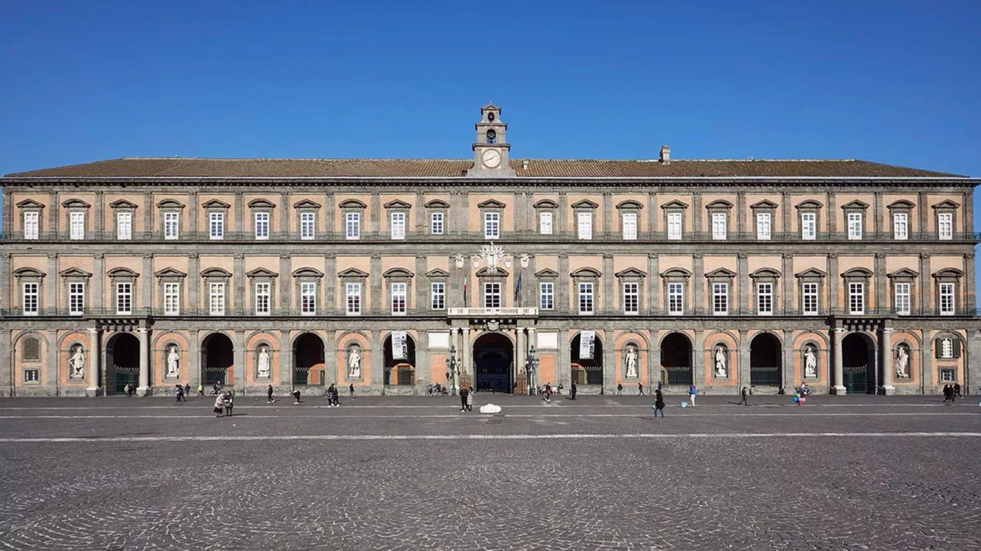 palazzo_realenapoli.jpg
