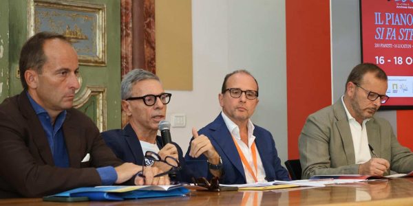 Piano City Napoli 2026 torna dal 16 al 18 ottobre: oltre 200 pianisti, 65 eventi e 27 house concert. Programma e appuntamenti.