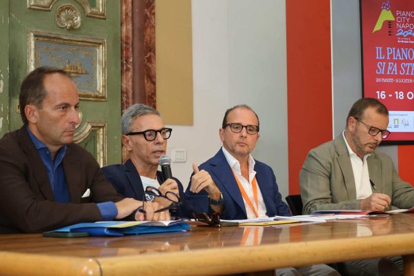 Piano City Napoli 2026 torna dal 16 al 18 ottobre: oltre 200 pianisti, 65 eventi e 27 house concert. Programma e appuntamenti.