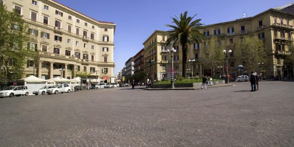 Ragazzo accoltellato al Vomero, ferito un 16enne nella notte in piazza Vanvitelli. Indagano i carabinieri per ricostruire l'aggressione.