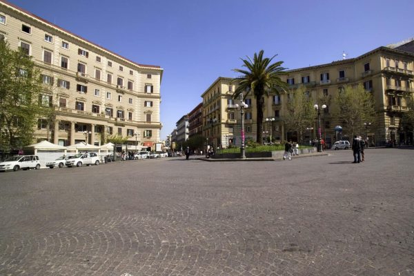 Ragazzo accoltellato al Vomero, ferito un 16enne nella notte in piazza Vanvitelli. Indagano i carabinieri per ricostruire l'aggressione.