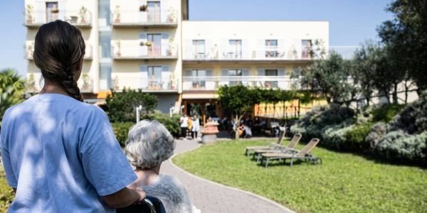 Sanità in Campania, stop ai ricoveri programmati in alcune strutture private. Al centro del confronto ci sono i fondi per il 2026.