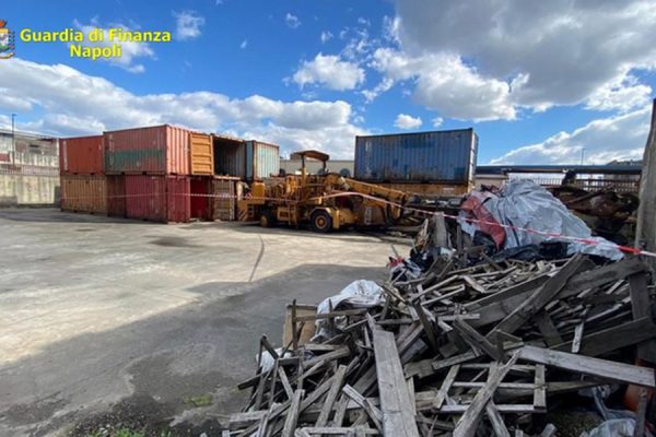 rifiuti-porto-napoli