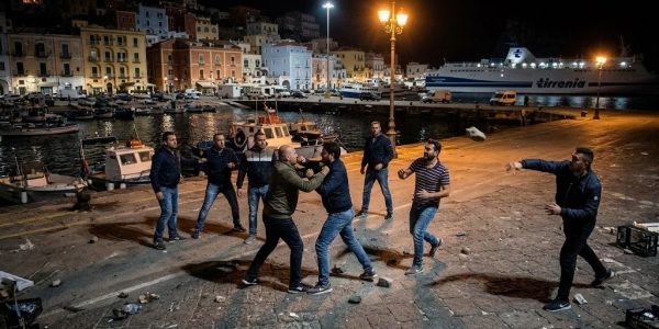 Violenta rissa a Ischia nella notte: coinvolte cinque o sei persone tra Piazza Trieste e Trento e il porto. Danneggiata anche un'auto.