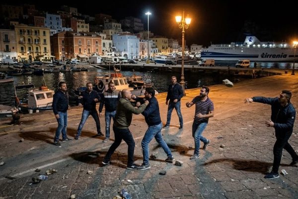 Violenta rissa a Ischia nella notte: coinvolte cinque o sei persone tra Piazza Trieste e Trento e il porto. Danneggiata anche un'auto.