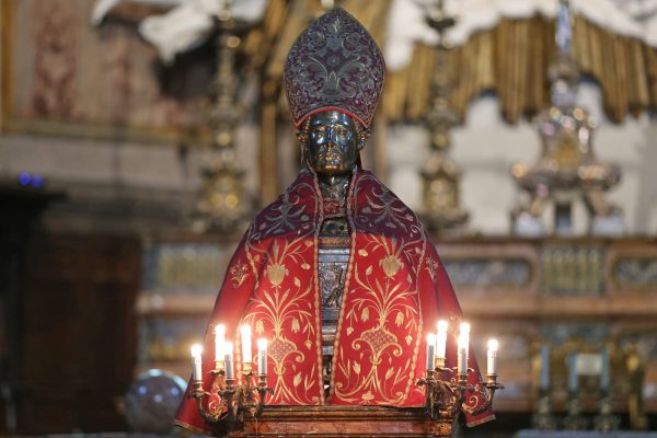San Gennaro, oggi 17 settembre si conclude il Novenario nella Cripta della Cattedrale. Napoli si prepara alla festa del 19 settembre.