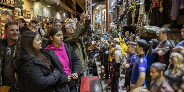 Serrata simbolica a San Gregorio Armeno: gli artigiani chiedono al Comune di Napoli un confronto sul futuro della strada dei presepi.