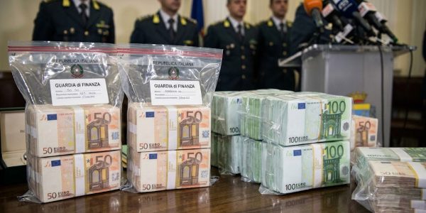 Maxi sequestro a un imprenditore campano: nel mirino 394 immobili, società, rapporti finanziari e beni per circa 220 milioni di euro.