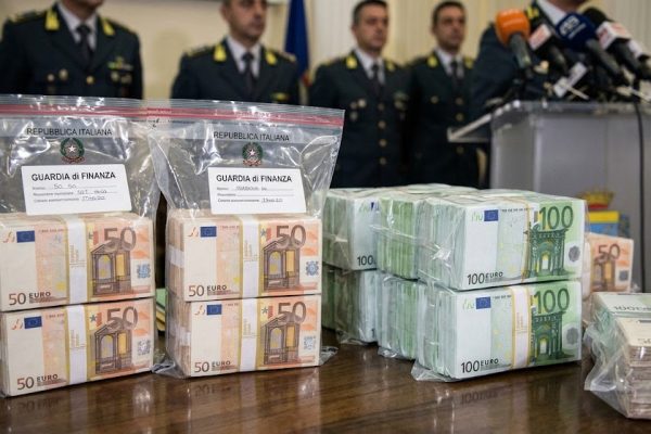 Maxi sequestro a un imprenditore campano: nel mirino 394 immobili, società, rapporti finanziari e beni per circa 220 milioni di euro.