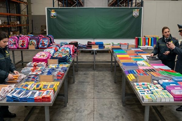 Maxi sequestro nel Napoletano: oltre 1,3 milioni di prodotti per la scuola e articoli casalinghi non conformi. Controlli della Finanza.