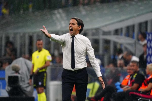 MILAN, ITALY - SEPTEMBER 16: Head Coach of FC Internazionale Simone Inzaghi gestures during the Serie A TIM match between FC Internazionale and AC Milan at Stadio Giuseppe Meazza on September 16, 2023 in Milan, Italy. (Photo by Pier Marco Tacca/Getty Images)