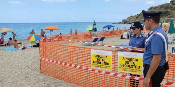 Sequestrata una spiaggia libera attrezzata di circa 300 mq: concessione revocata, strutture abusive e una donna di 64 anni denunciata.
