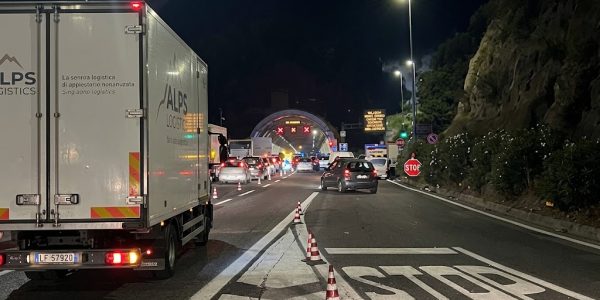 Tangenziale di Napoli, traffico e lunghe code questa mattina dopo i lavori notturni sulla A56. Disagi per gli automobilisti.