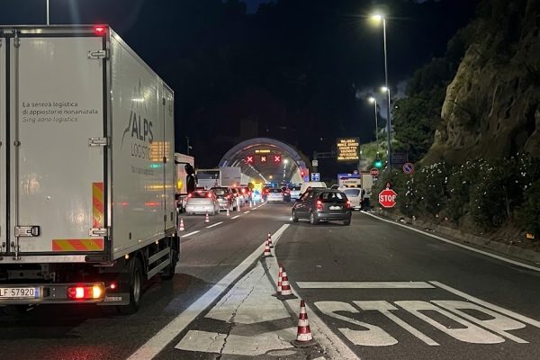 Tangenziale di Napoli, traffico e lunghe code questa mattina dopo i lavori notturni sulla A56. Disagi per gli automobilisti.