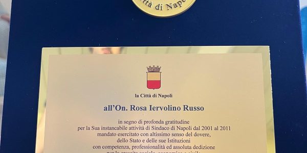 Rosa Russo Iervolino compie 90 anni: il Comune di Napoli le consegna una targa commemorativa. Gli auguri del sindaco Manfredi.