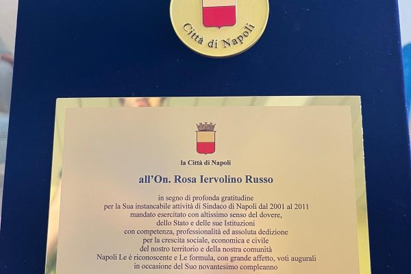 Rosa Russo Iervolino compie 90 anni: il Comune di Napoli le consegna una targa commemorativa. Gli auguri del sindaco Manfredi.