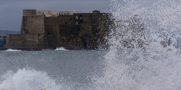 Temporale a Napoli nella tarda mattinata: pioggia forte, vento e allagamenti soprattutto tra Secondigliano e San Carlo all’Arena.