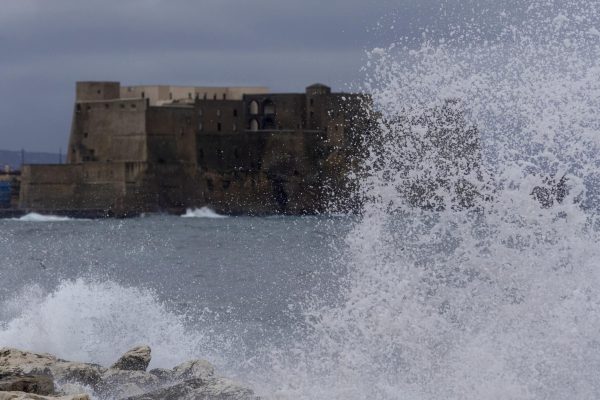 Temporale a Napoli nella tarda mattinata: pioggia forte, vento e allagamenti soprattutto tra Secondigliano e San Carlo all’Arena.
