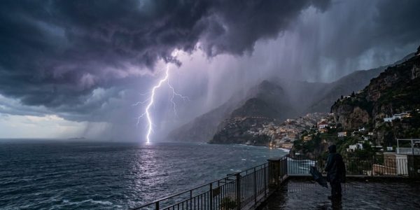 Allerta meteo Campania: livello Giallo dalle 22 di oggi alle 16 di domani. Attesi temporali, rovesci, grandine, fulmini e raffiche di vento.