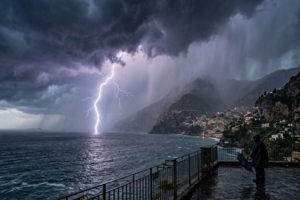 Allerta meteo Campania: livello Giallo dalle 22 di oggi alle 16 di domani. Attesi temporali, rovesci, grandine, fulmini e raffiche di vento.