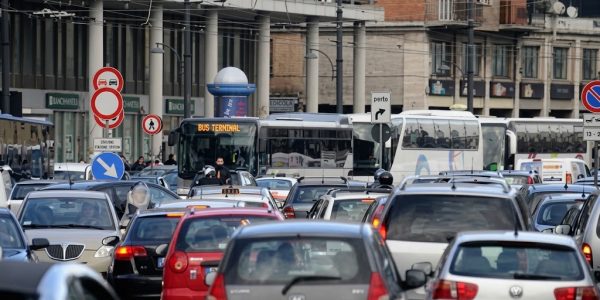 Viabilità Napoli oggi, venerdì 25 settembre: chiuso il Lungomare per l’America’s Cup. Strade, modifiche al traffico e trasporti pubblici.