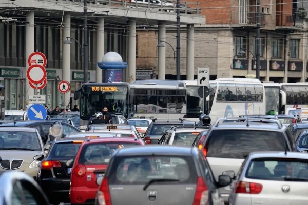 Viabilità Napoli oggi, venerdì 25 settembre: chiuso il Lungomare per l’America’s Cup. Strade, modifiche al traffico e trasporti pubblici.