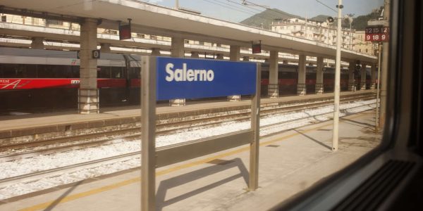 Treni sospesi tra Salerno e Battipaglia per un ordigno bellico a Pontecagnano: ritardi, cancellazioni e autobus sostitutivi.