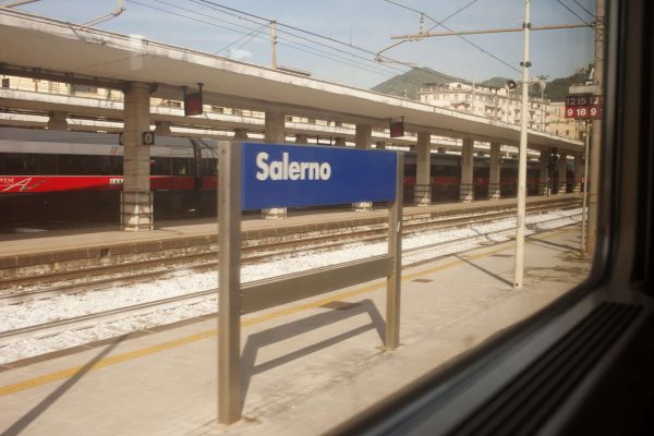 Treni sospesi tra Salerno e Battipaglia per un ordigno bellico a Pontecagnano: ritardi, cancellazioni e autobus sostitutivi.