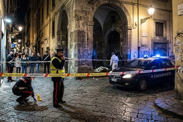 uomo accoltellato ai decumani